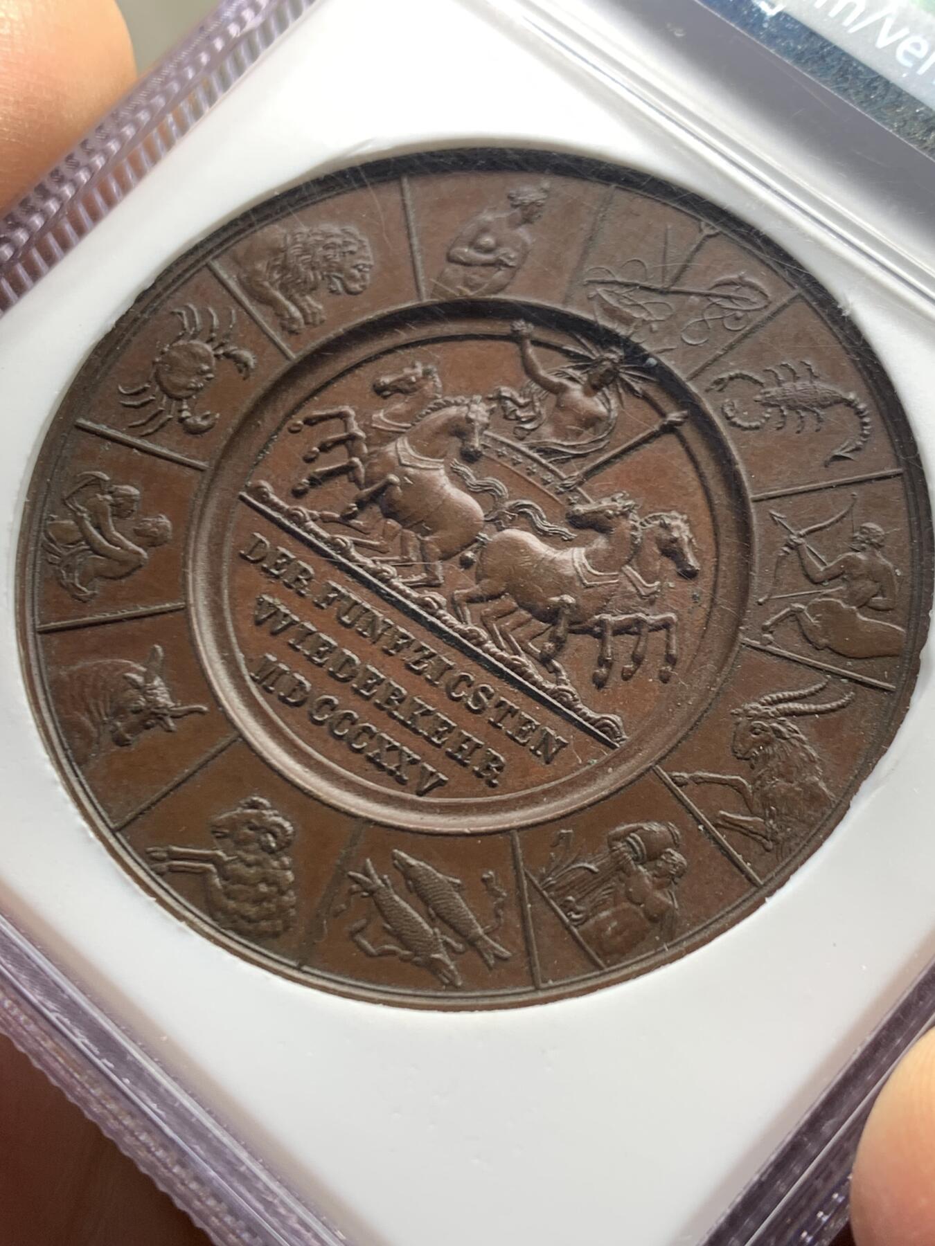 《竞宝斋》第456场 周日，周一，周二   3场连拍 （全场包邮）欢迎送拍 NGC MS63BN 德国1825年萨克森.魏玛.艾森纳赫大公国君主卡尔.奥古斯特大公在位50周年纪念铜章，背面为四马战车（权利象征）和十二星座图案。加厚盒装