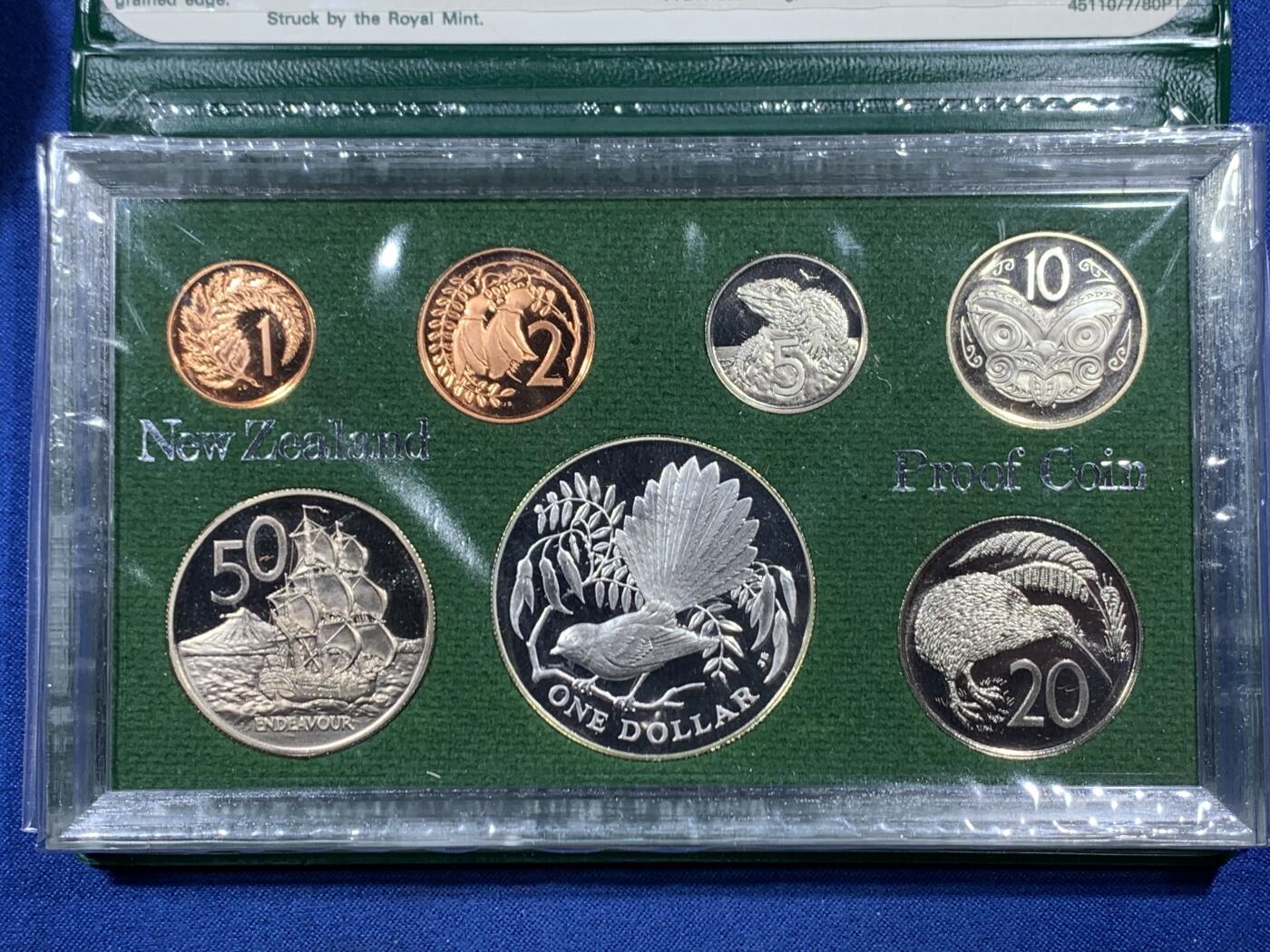 《竞宝斋》第456场 周日，周一，周二   3场连拍 （全场包邮）欢迎送拍 新西兰1980年伊丽莎白二世精制套币，其中最大面值的扇尾鸟一元为银币，27.2克，925银