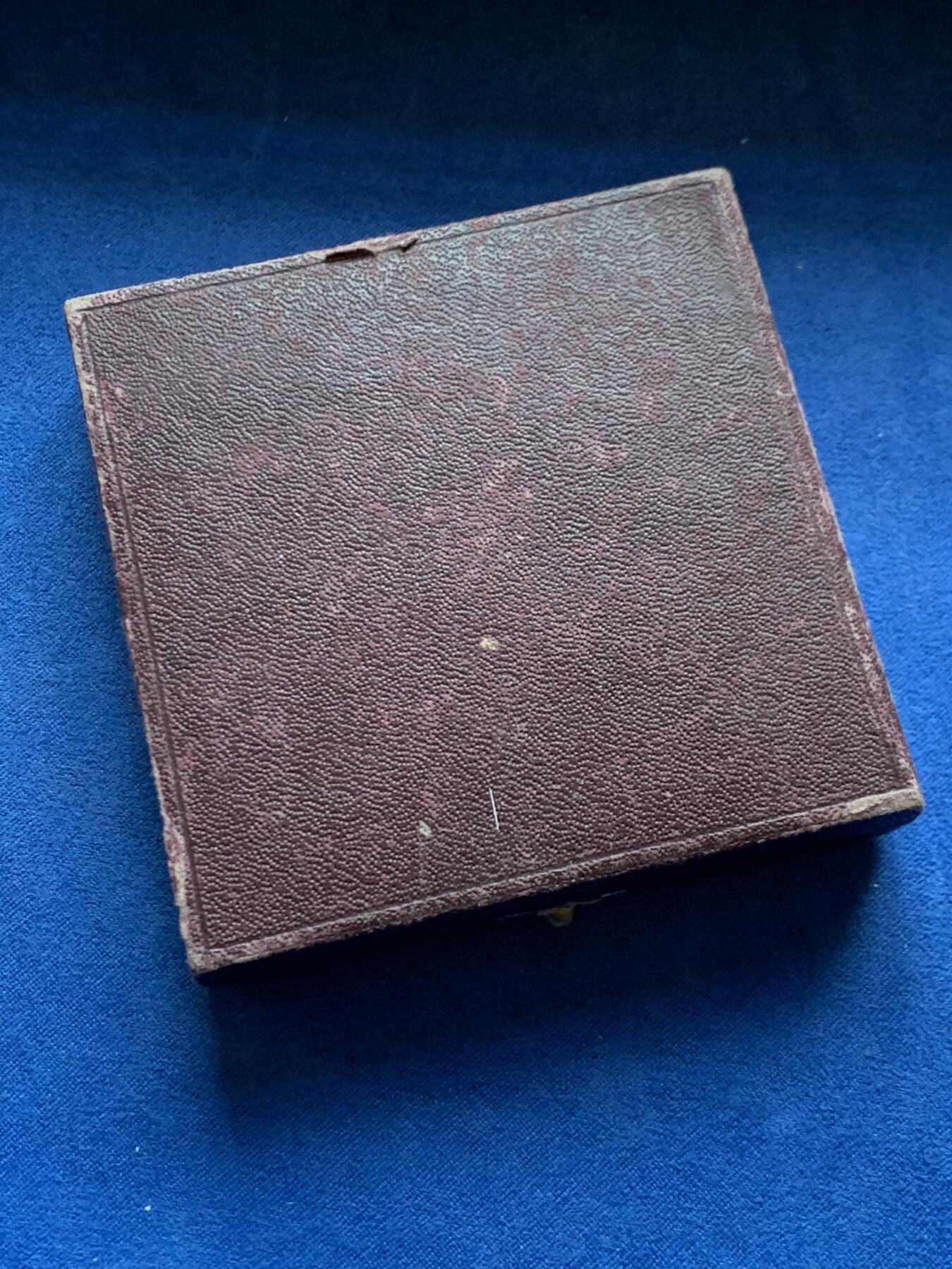 《竞宝斋》第456场 周日，周一，周二   3场连拍 （全场包邮）欢迎送拍 1936年法国油漆与玻璃企业家工会纪念铜章 公鸡头盔 高浮雕 68.35g 54.5mm 三角铜标 带盒