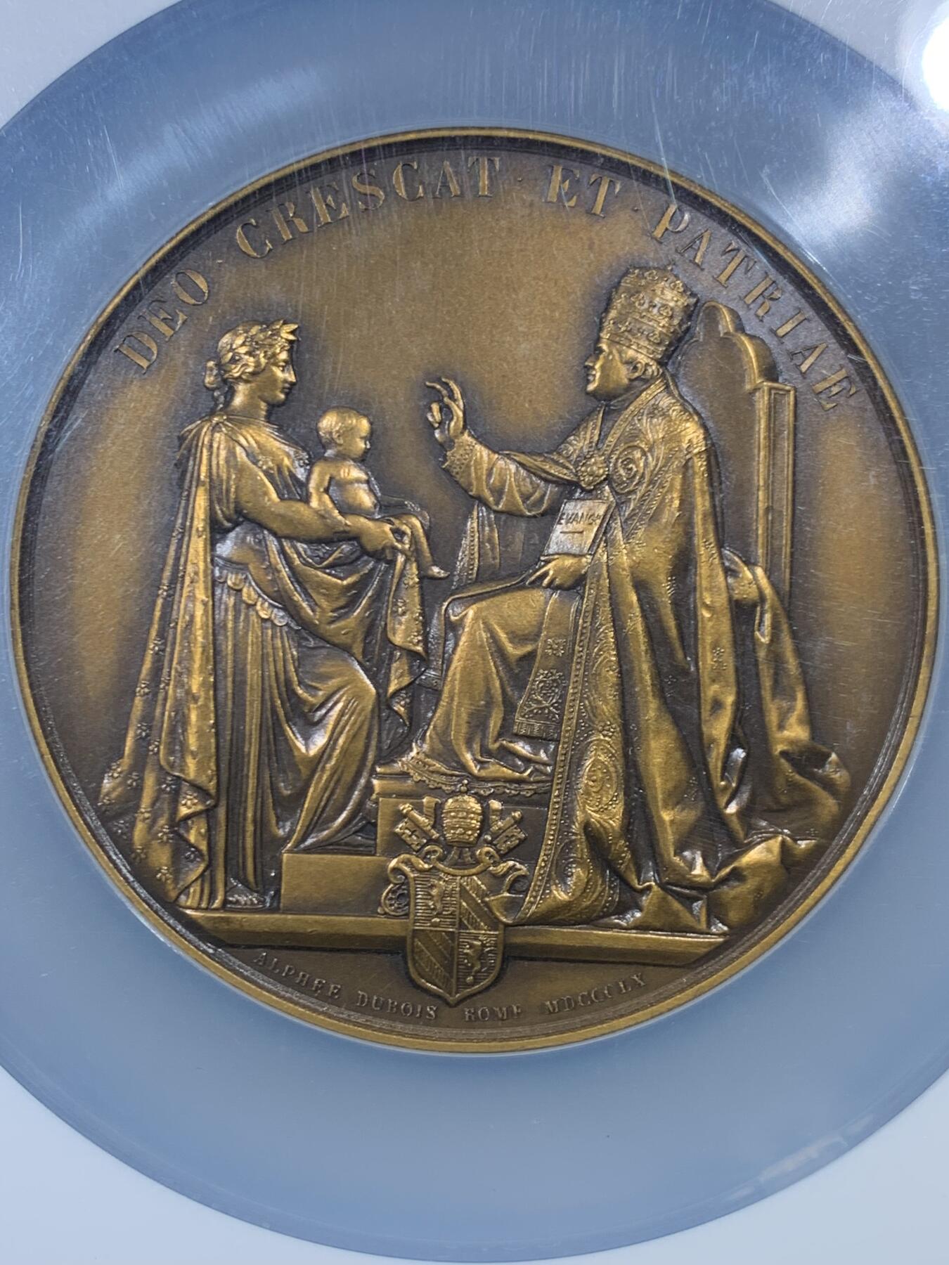 《竞宝斋》第456场 周日，周一，周二   3场连拍 （全场包邮）欢迎送拍 NGC MS61BN 法国拿破仑三世与欧仁妮皇后在1980年为王子洗礼高浮雕大铜章 ，正面呈现拿破仑三世与欧仁妮皇后的左侧面肖像，人物细节刻画精细，经典纪念章藏品 ，该章直径70mm，加大加厚盒封装。