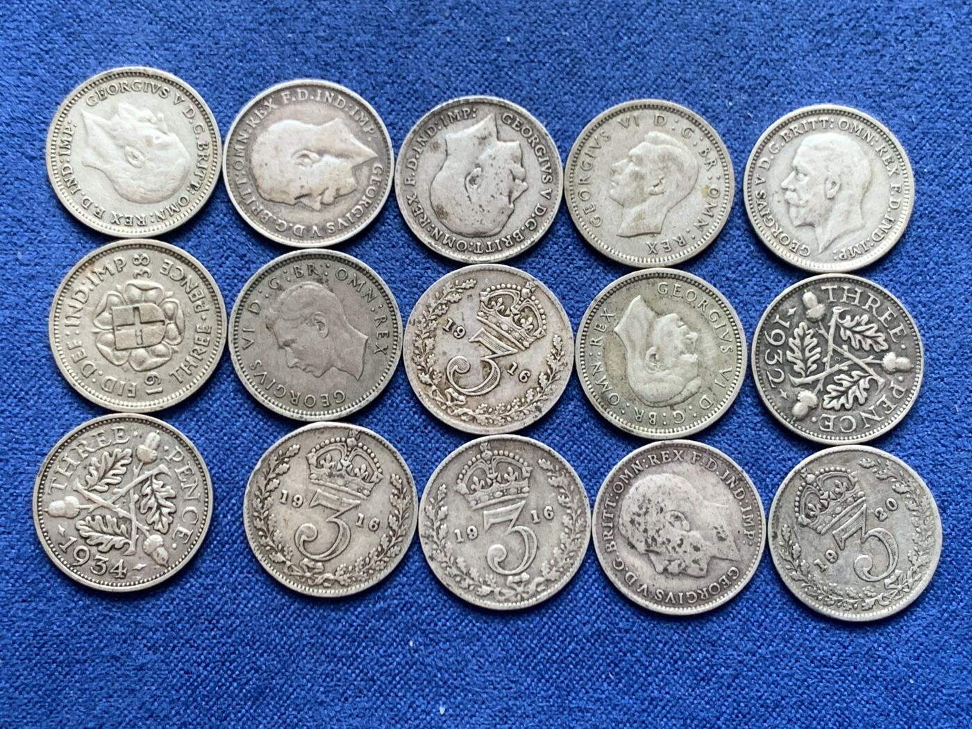 《竞宝斋》第456场 周日，周一，周二   3场连拍 （全场包邮）欢迎送拍 15枚一组 乔治五世六世3便士，其中乔五早期925高银版6枚，其余9枚为500低银版 总重20.78克