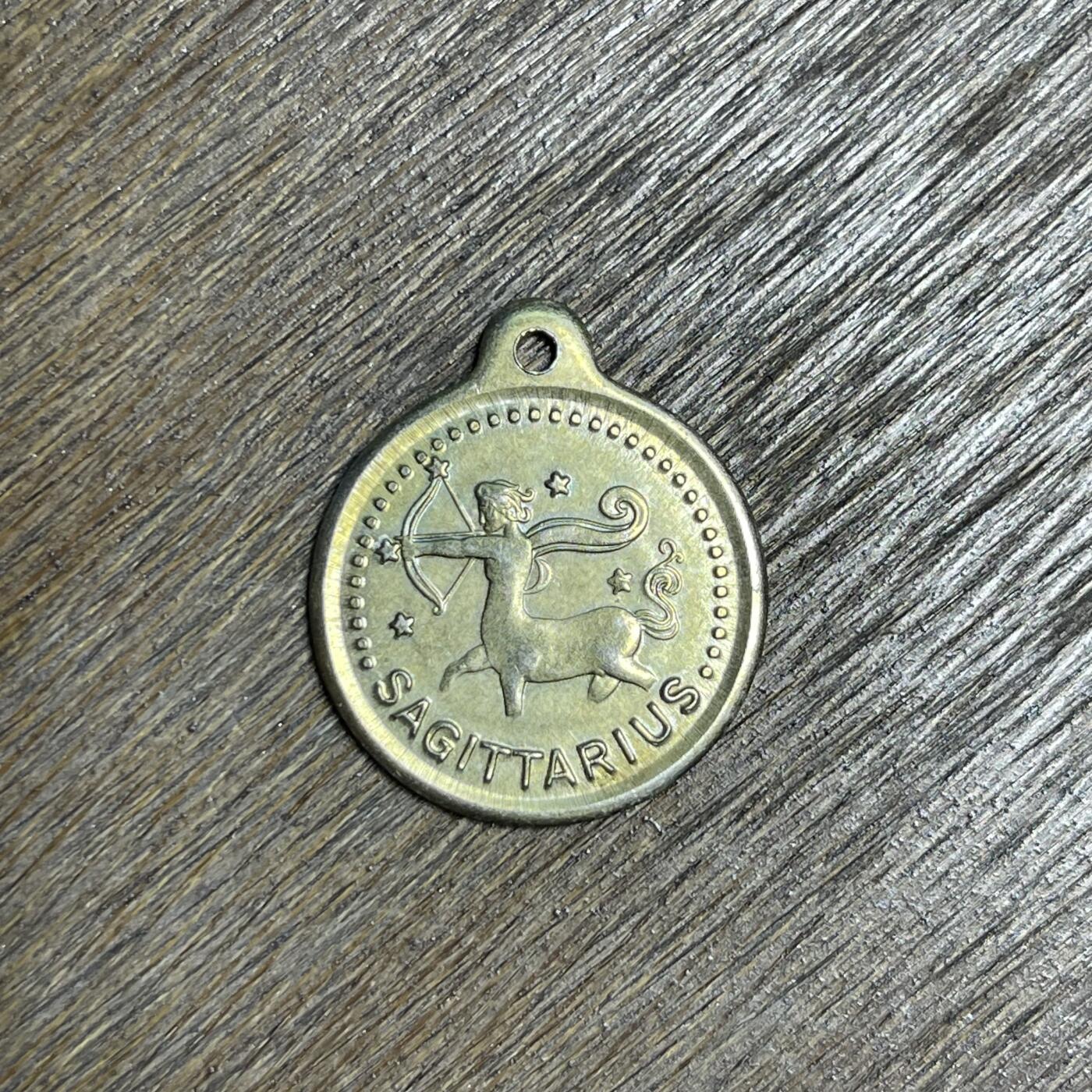 【铜匠收藏】★第137场★散币场。不寄存，30包邮。不满30元，支付5元运费。《接受代拍 代送NGC评级》 100【无寄存】十二星座 射手和双子吊坠 铜 一枚