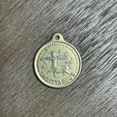 【铜匠收藏】★第137场★散币场。不寄存，30包邮。不满30元，支付5元运费。《接受代拍 代送NGC评级》 - 100【无寄存】十二星座 射手和双子吊坠 铜 一枚