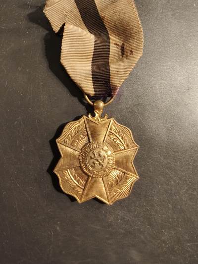 老王徽章第176期 - 比利时金级利奥波德二世奖章    早期单法语版