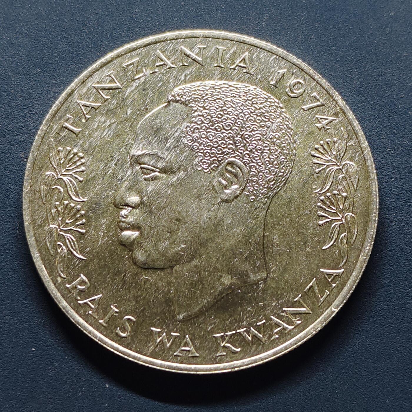 【全场包邮】纯粹捡漏拍495场-持续更新中 【少见】坦桑尼亚1974年25先令WWF组织15周年长颈鹿纪念银币-量8848【38.6毫米25.4克，纯银价约254元（按20元银价折算）】