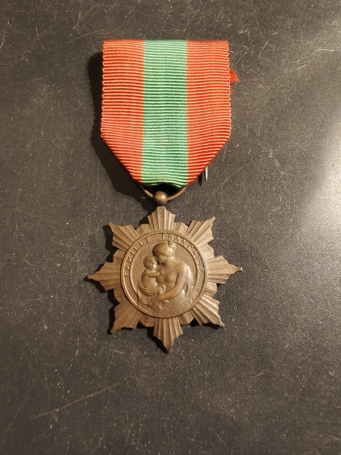 老王徽章第176期 法国铜级母亲奖章