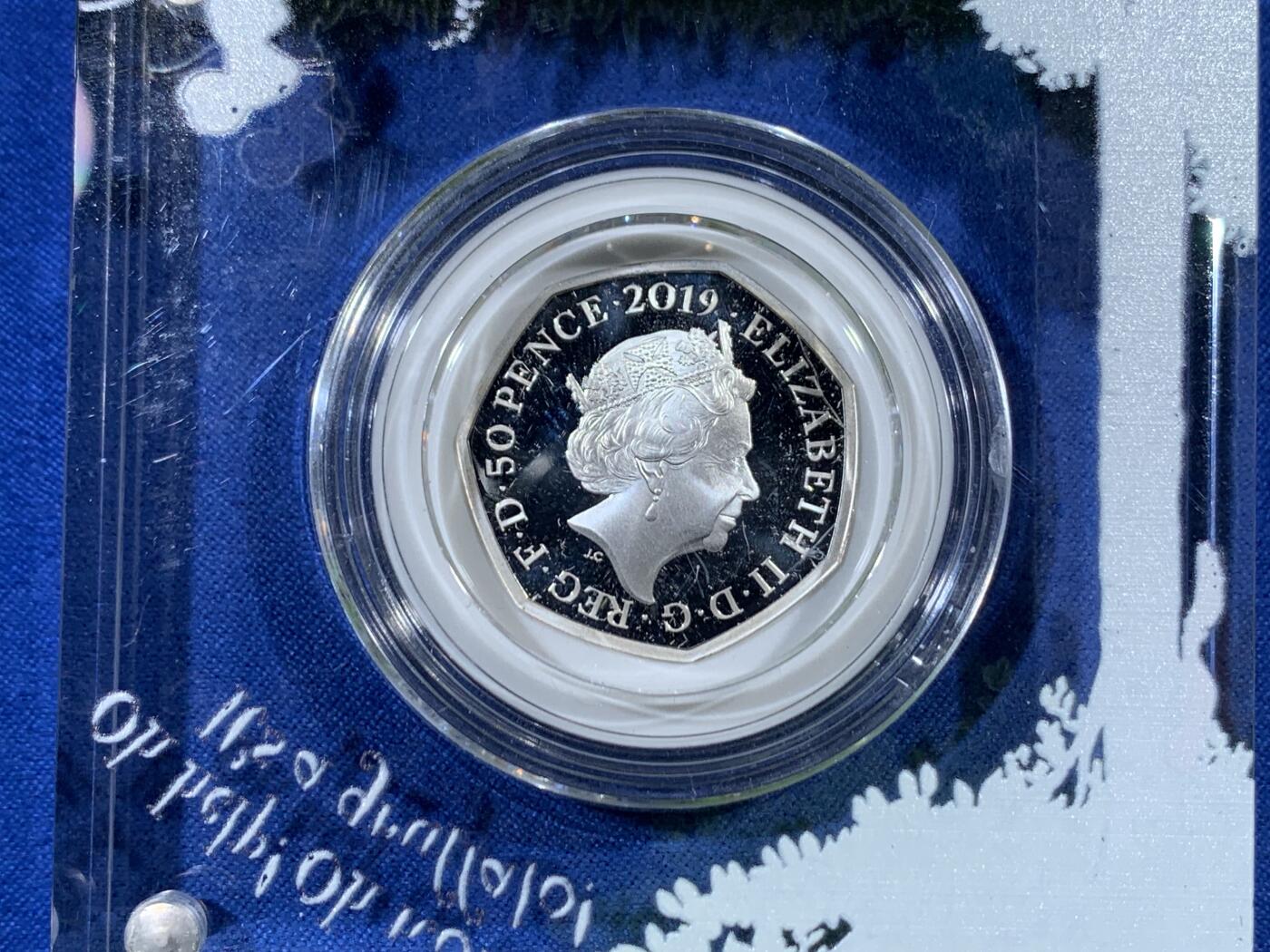 《竞宝斋》第456场 周日，周一，周二   3场连拍 （全场包邮）欢迎送拍 英国2019年咕噜牛50便士精致纪念彩色银币，925银，重量：8克，盒证齐全，发行量仅26420枚。