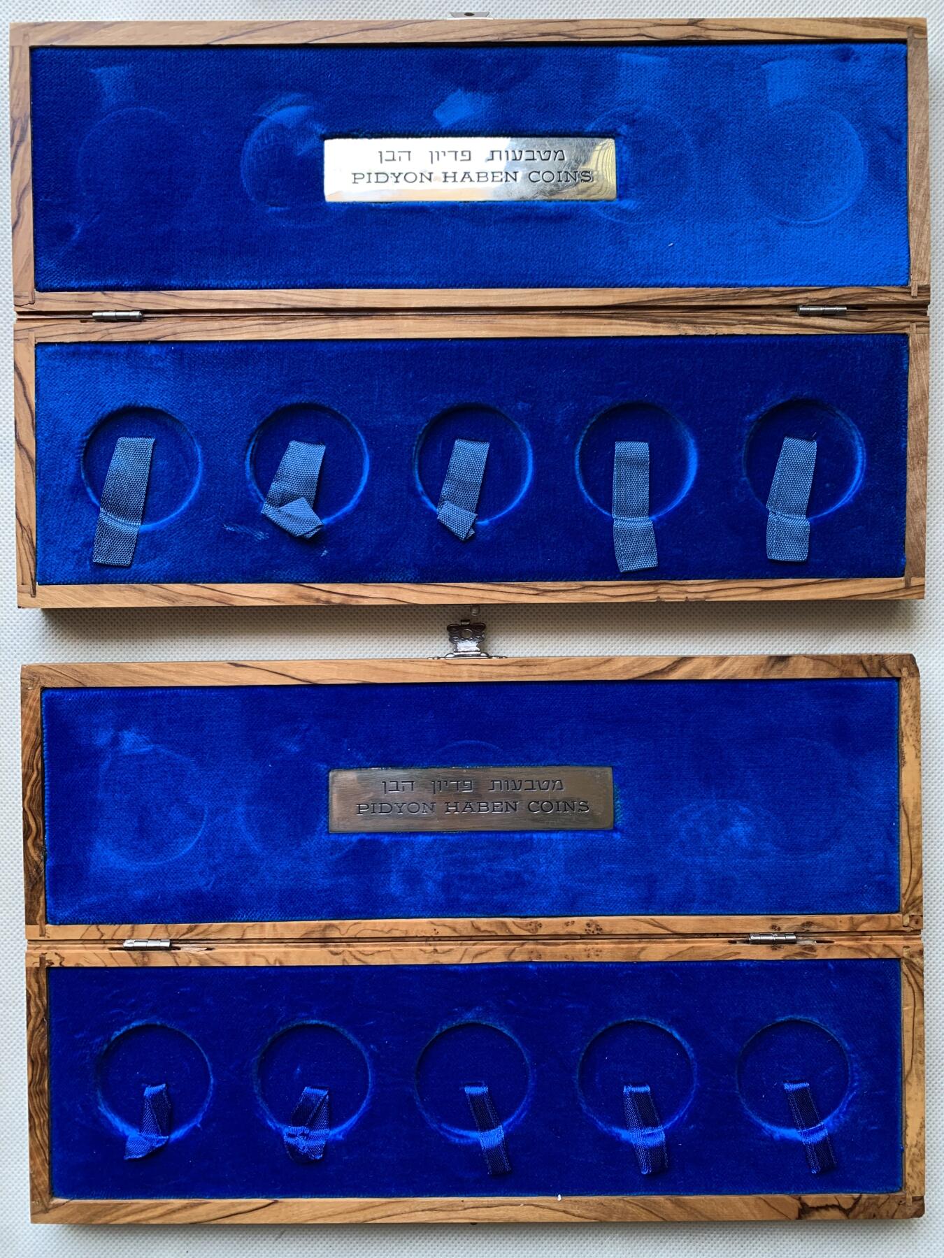 《竞宝斋》第456场 周日，周一，周二   3场连拍 （全场包邮）欢迎送拍 盒子6个一组 以色列裸币高档木盒收纳盒四个，尺寸直径约38毫米，带以前的装币的证书。一个法国高档钱币盒 带证书，外加一个单枚装 共6个