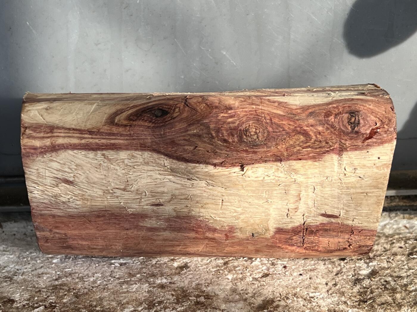 零元拍：  NO.40-1海南黄花梨原料。鬼眼很多哦，尺寸约125/80/60MM