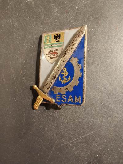 老王徽章第176期 - 法国陆军物资应用学院证章     该学院最初于 1942 年在摩洛哥梅克内斯成立，是一所军事装备技术培训学校。1945 年 12 月，学院迁回法国布尔日。