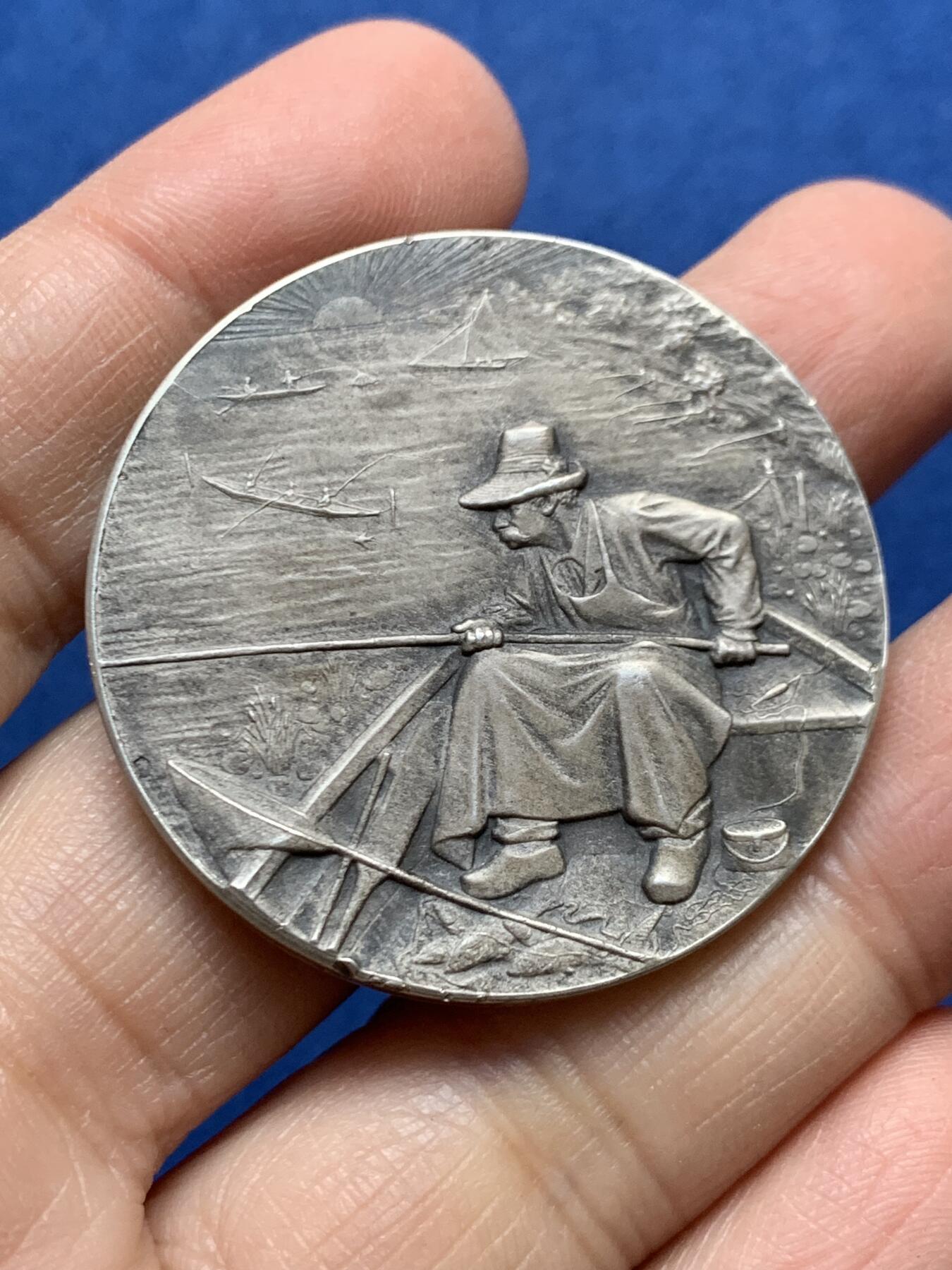 《竞宝斋》第456场 周日，周一，周二   3场连拍 （全场包邮）欢迎送拍 江心垂钓银章 菱形 野猪头银标 34.2克 41mm 带盒