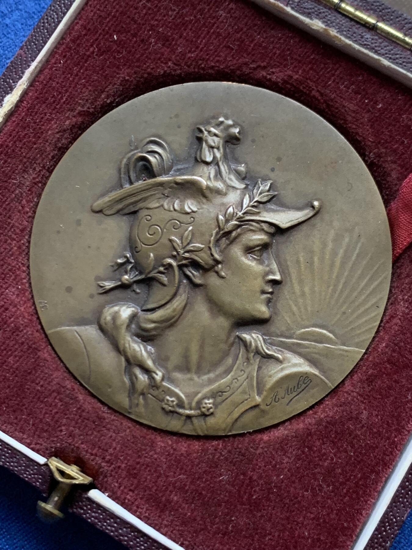 《竞宝斋》第456场 周日，周一，周二   3场连拍 （全场包邮）欢迎送拍 1936年法国油漆与玻璃企业家工会纪念铜章 公鸡头盔 高浮雕 68.35g 54.5mm 三角铜标 带盒