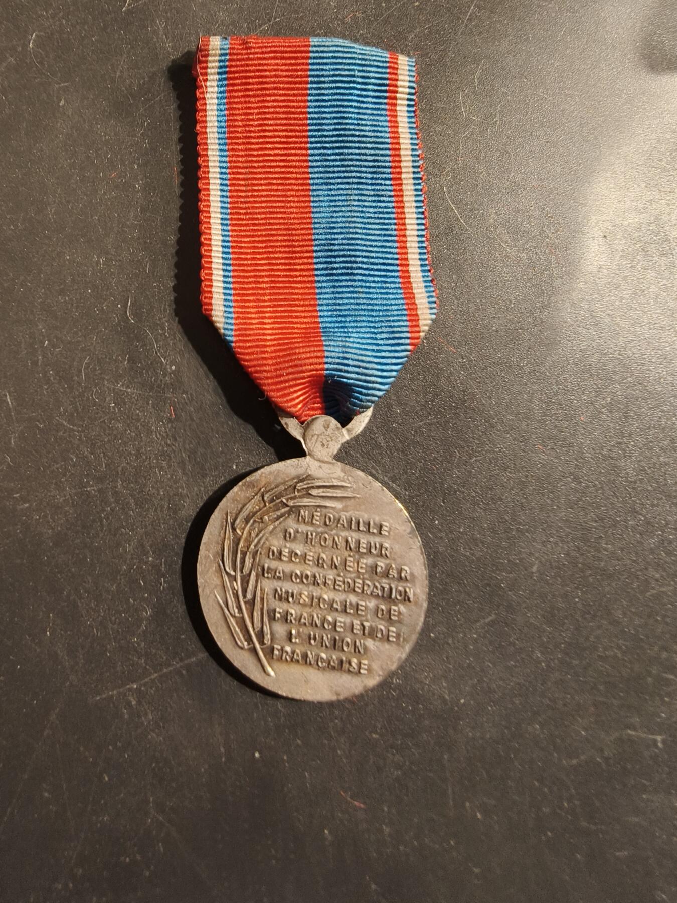 老王徽章第176期 法国银级国家音乐协会奖章