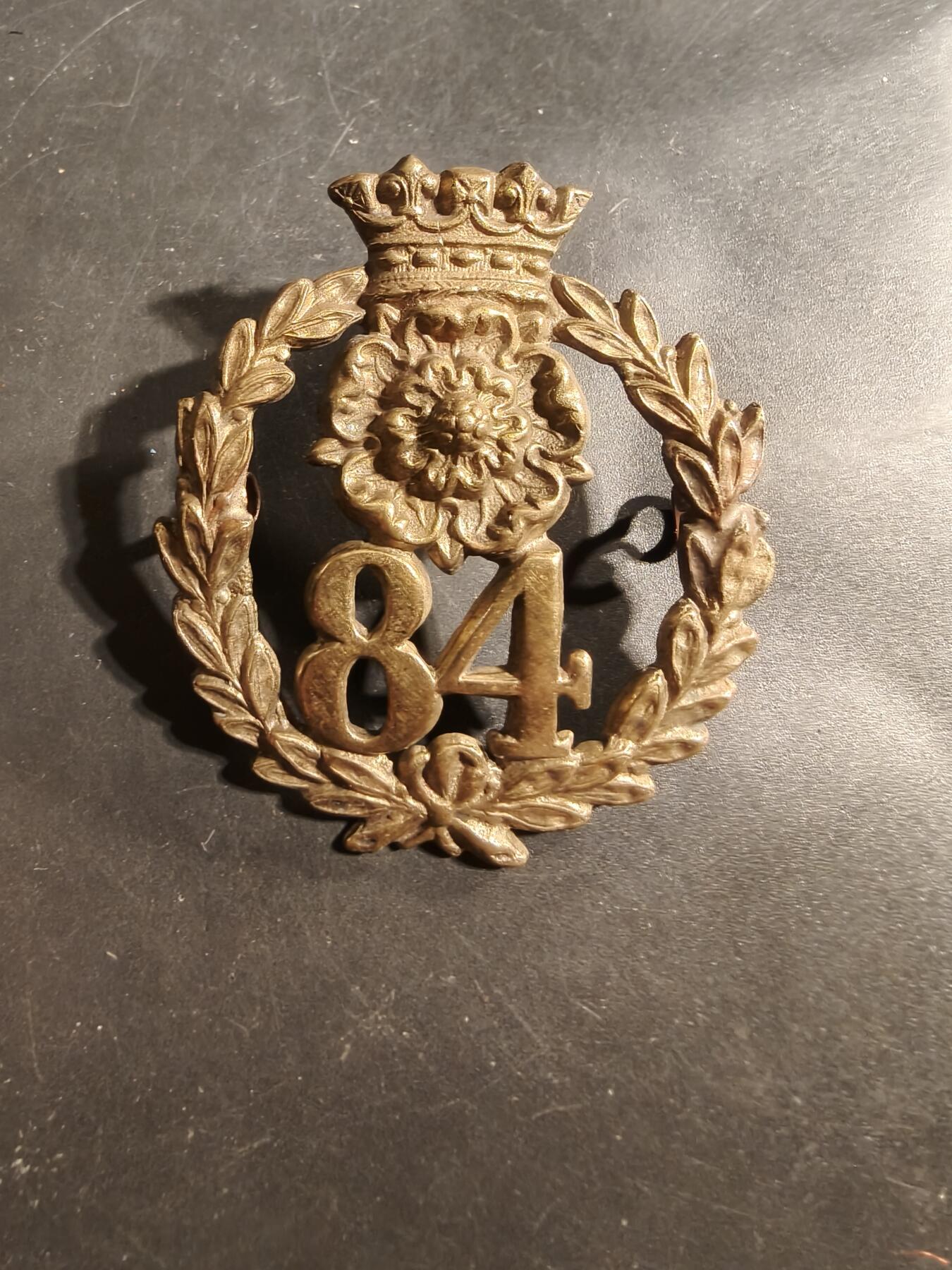 老王徽章第176期 英国陆军第84步兵团格伦加里帽徽      使用时间1873-1881    该团1881年被合并成为约克和兰开斯特步兵团