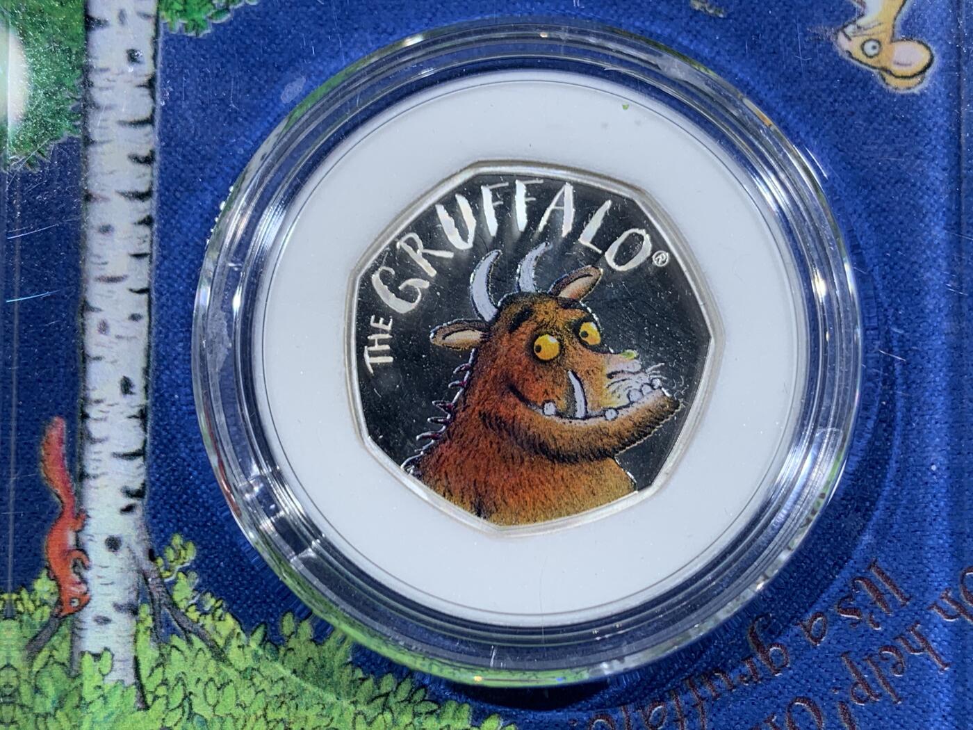 《竞宝斋》第456场 周日，周一，周二   3场连拍 （全场包邮）欢迎送拍 英国2019年咕噜牛50便士精致纪念彩色银币，925银，重量：8克，盒证齐全，发行量仅26420枚。