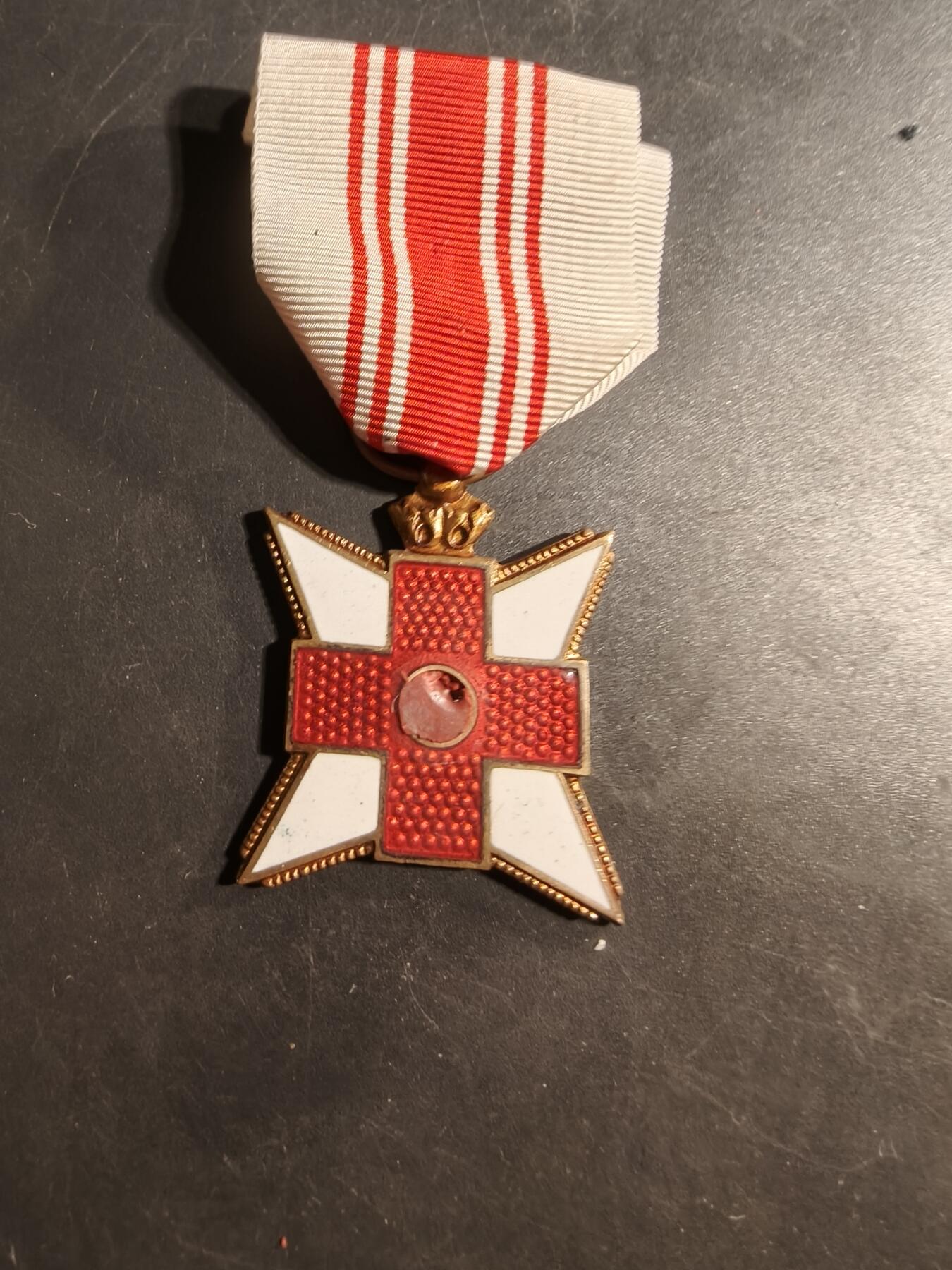 老王徽章第176期 比利时红十字会无偿献血纪念章   缺少中间芯片