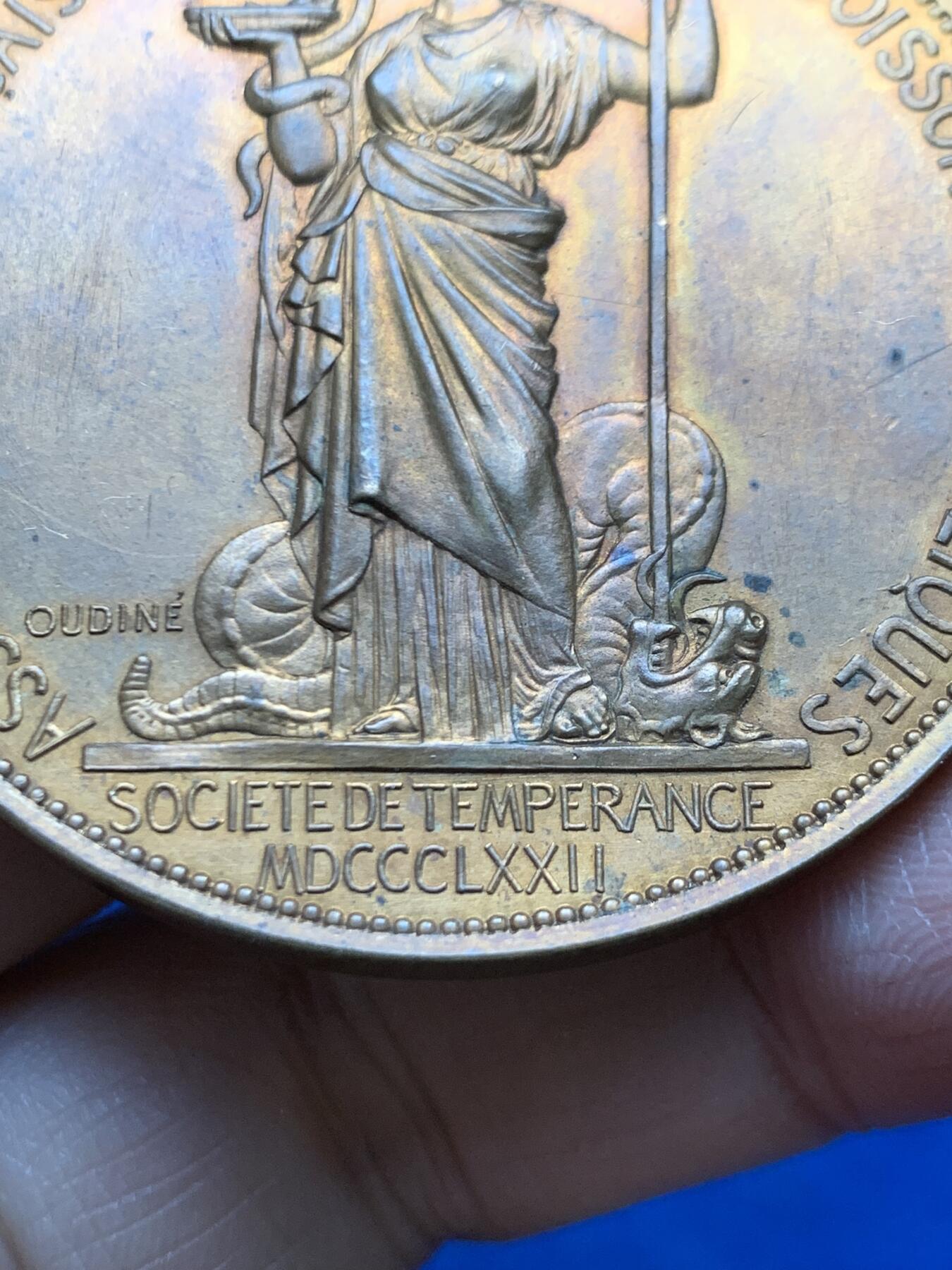 《竞宝斋》第456场 周日，周一，周二   3场连拍 （全场包邮）欢迎送拍 法国1872年反酗酒协会纪念铜章 带盒 63.2g 51mm 丰饶角铜标，无磕碰和划痕，光泽漂亮。这是19世纪在法国及欧美各地兴起的禁酒运动组织，旨在倡导减少或戒除酒精消费。