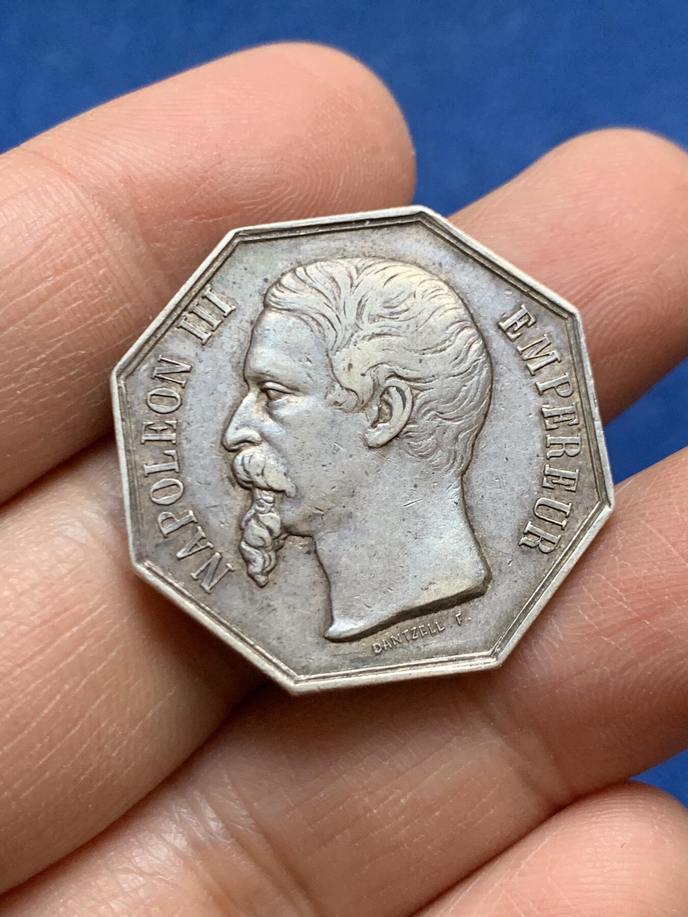 《竞宝斋》第456场 周日，周一，周二   3场连拍 （全场包邮）欢迎送拍 法国 1836年 拿破仑三世 艺术与科学学会八角银质代币 直径 28.8mm 11.45g 手指边铭