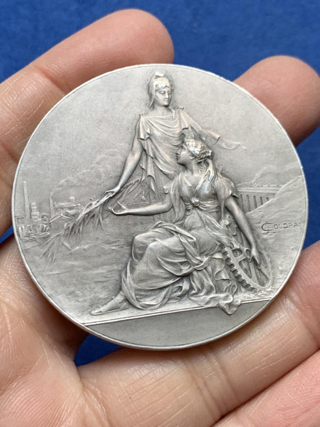 《竞宝斋》第456场 周日，周一，周二   3场连拍 （全场包邮）欢迎送拍 名家库德雷作 法国建筑师协会纪念大银章 61.1克 49.7mm 好品 丰饶角1银标 带盒