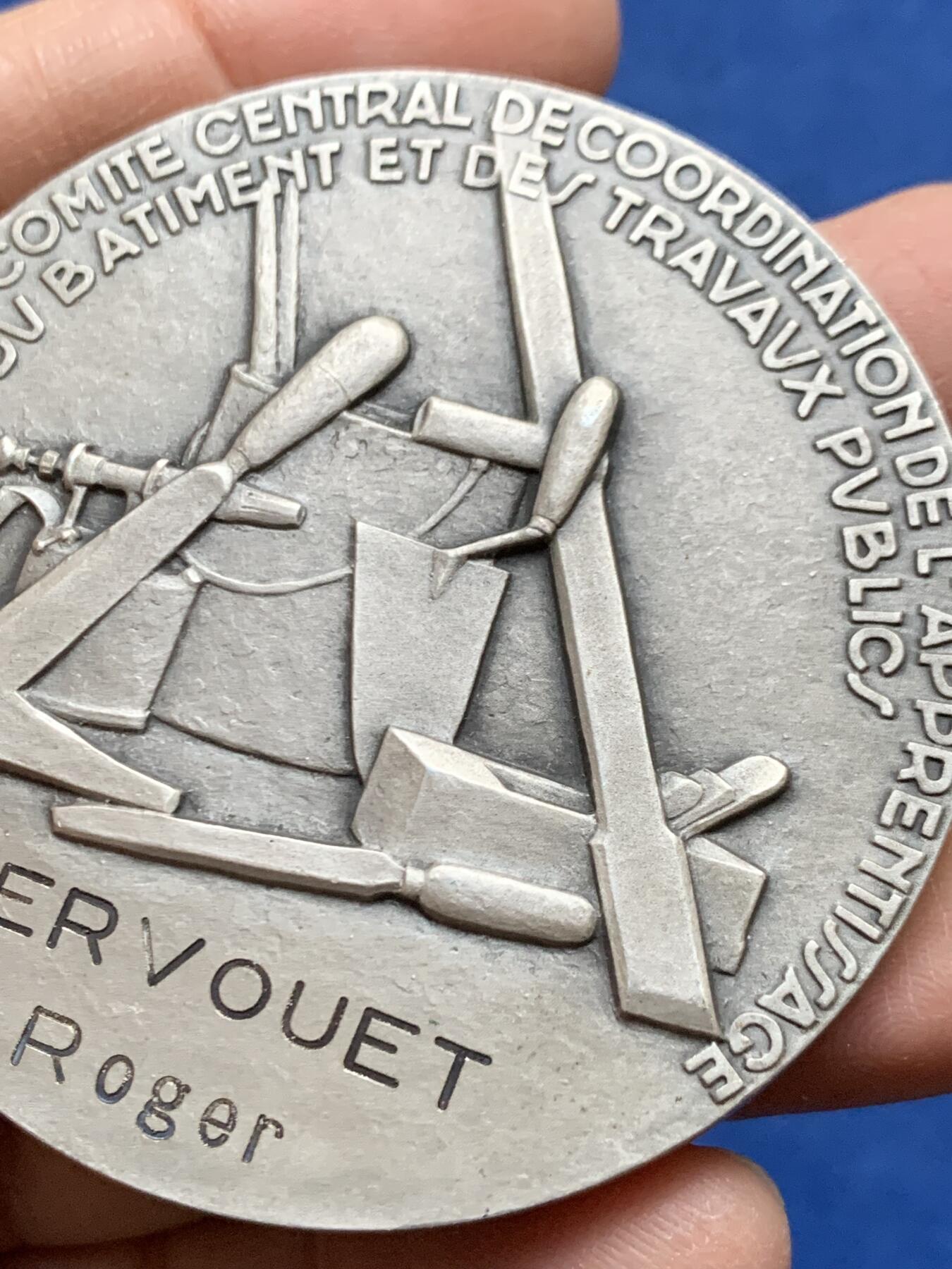 《竞宝斋》第456场 周日，周一，周二   3场连拍 （全场包邮）欢迎送拍 法国建筑和公共工程颁发纪念大银章 125.2克 59.3mm 丰饶角1银标 带盒