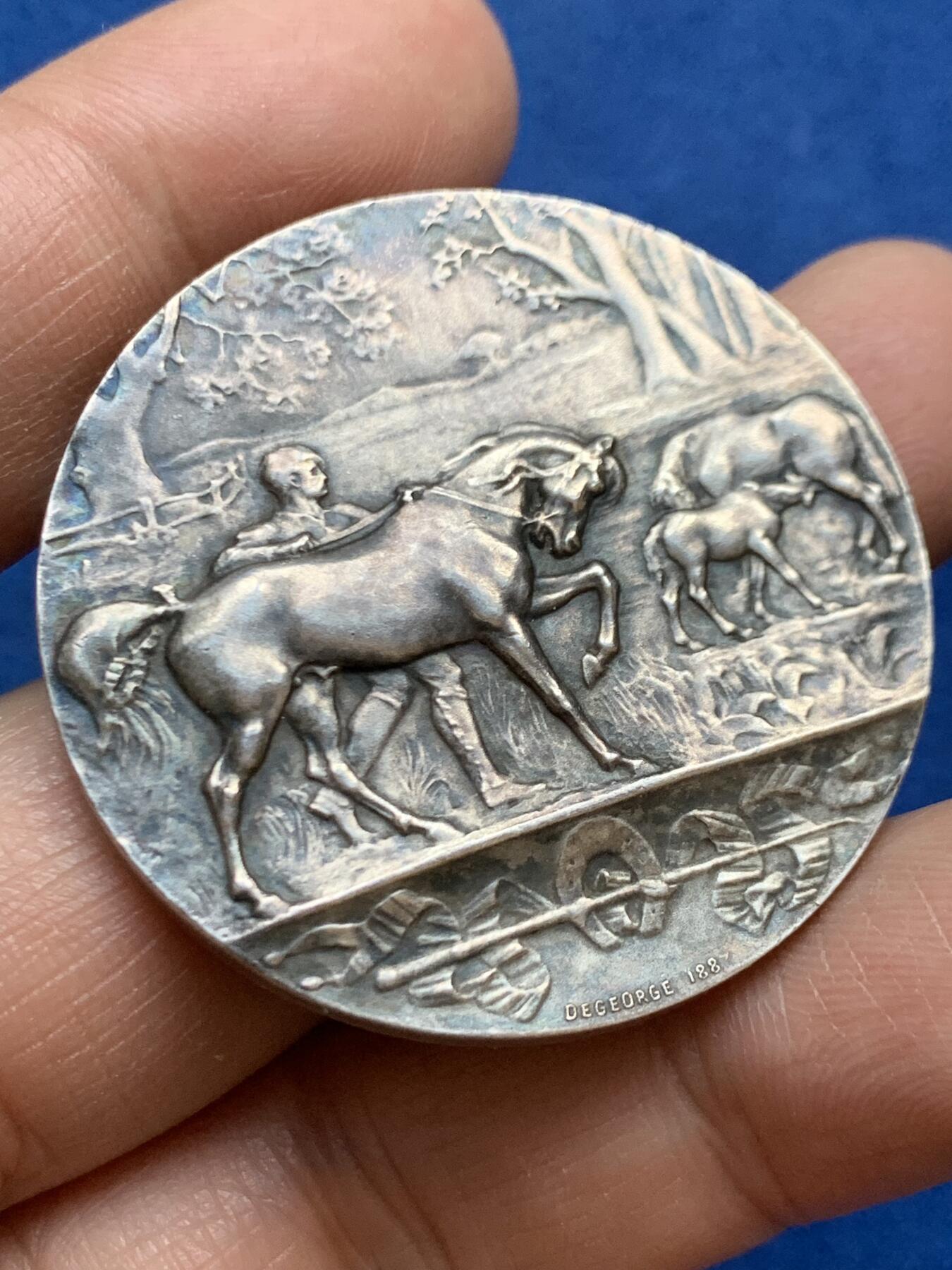 《竞宝斋》第456场 周日，周一，周二   3场连拍 （全场包邮）欢迎送拍 法国牧马人银章，丰饶角2银标，直径40.9mm，重36.93克，意境深远，收藏佳品