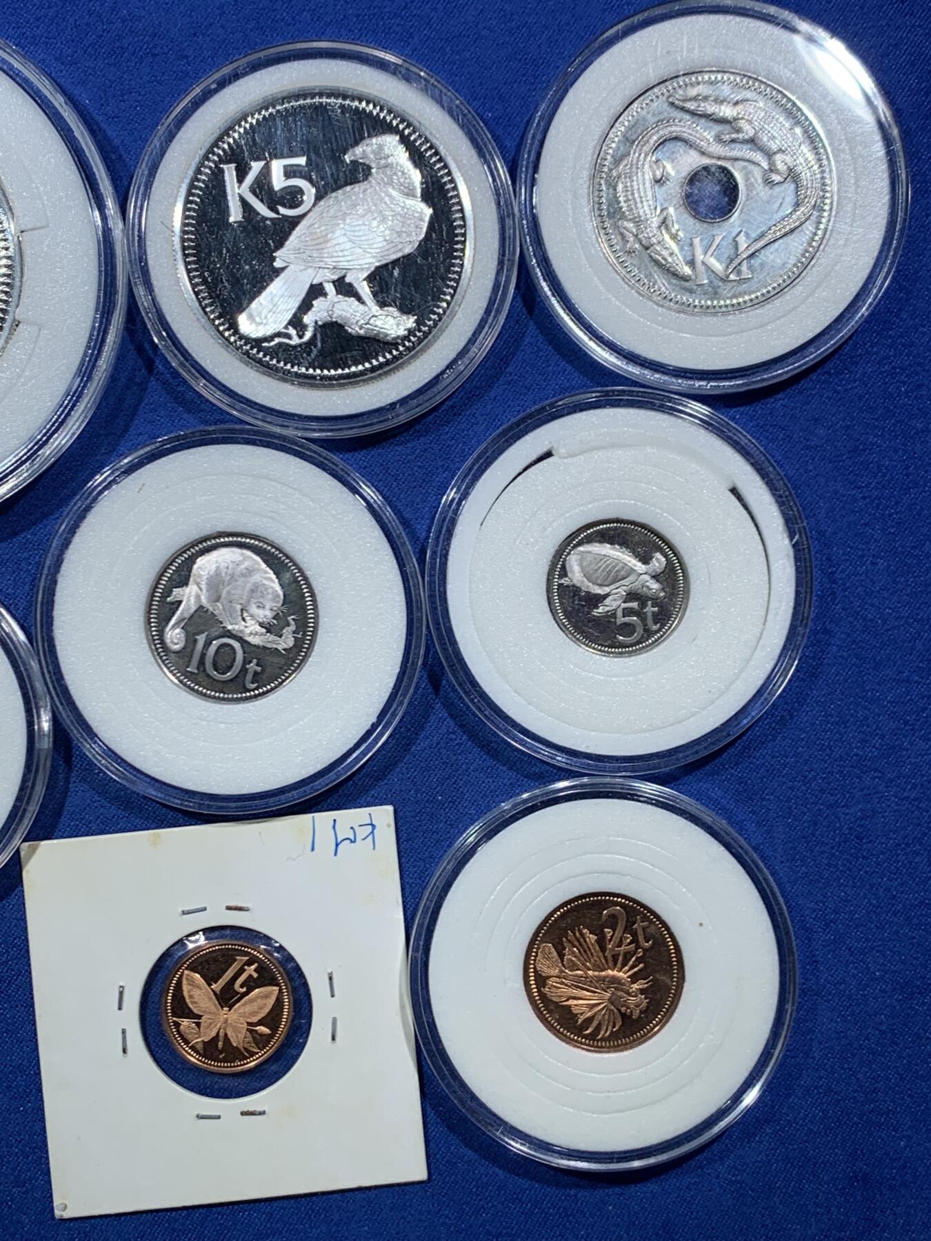 《竞宝斋》第456场 周日，周一，周二   3场连拍 （全场包邮）欢迎送拍 巴布亚新几内亚 1975-1979年 8枚套 含两枚精制银币 5基纳39.8mm27.56克500银 / 10基纳44.8mm41.4克925银