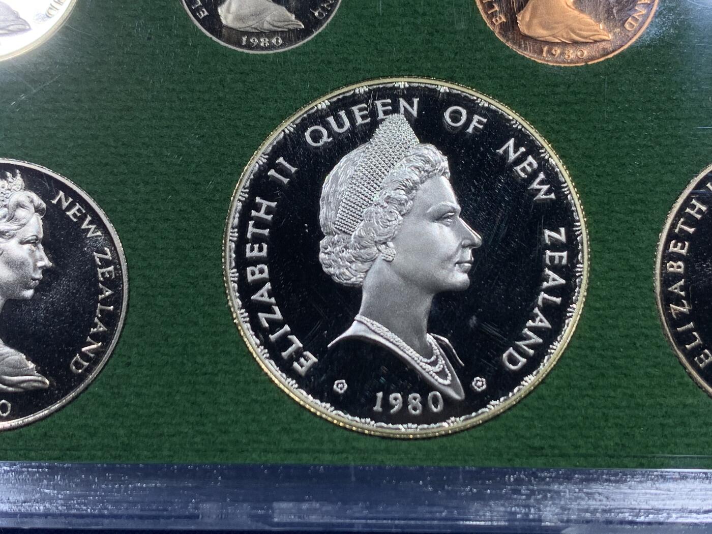 《竞宝斋》第456场 周日，周一，周二   3场连拍 （全场包邮）欢迎送拍 新西兰1980年伊丽莎白二世精制套币，其中最大面值的扇尾鸟一元为银币，27.2克，925银
