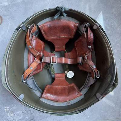 大猫徽章拍卖 第286期 瑞士M71钢盔是瑞士军队1971年列装的制式钢盔，1975年正式配发，黑色涂装是瑞士特殊部队的涂装，十分少见，头围可调整54到58之间。