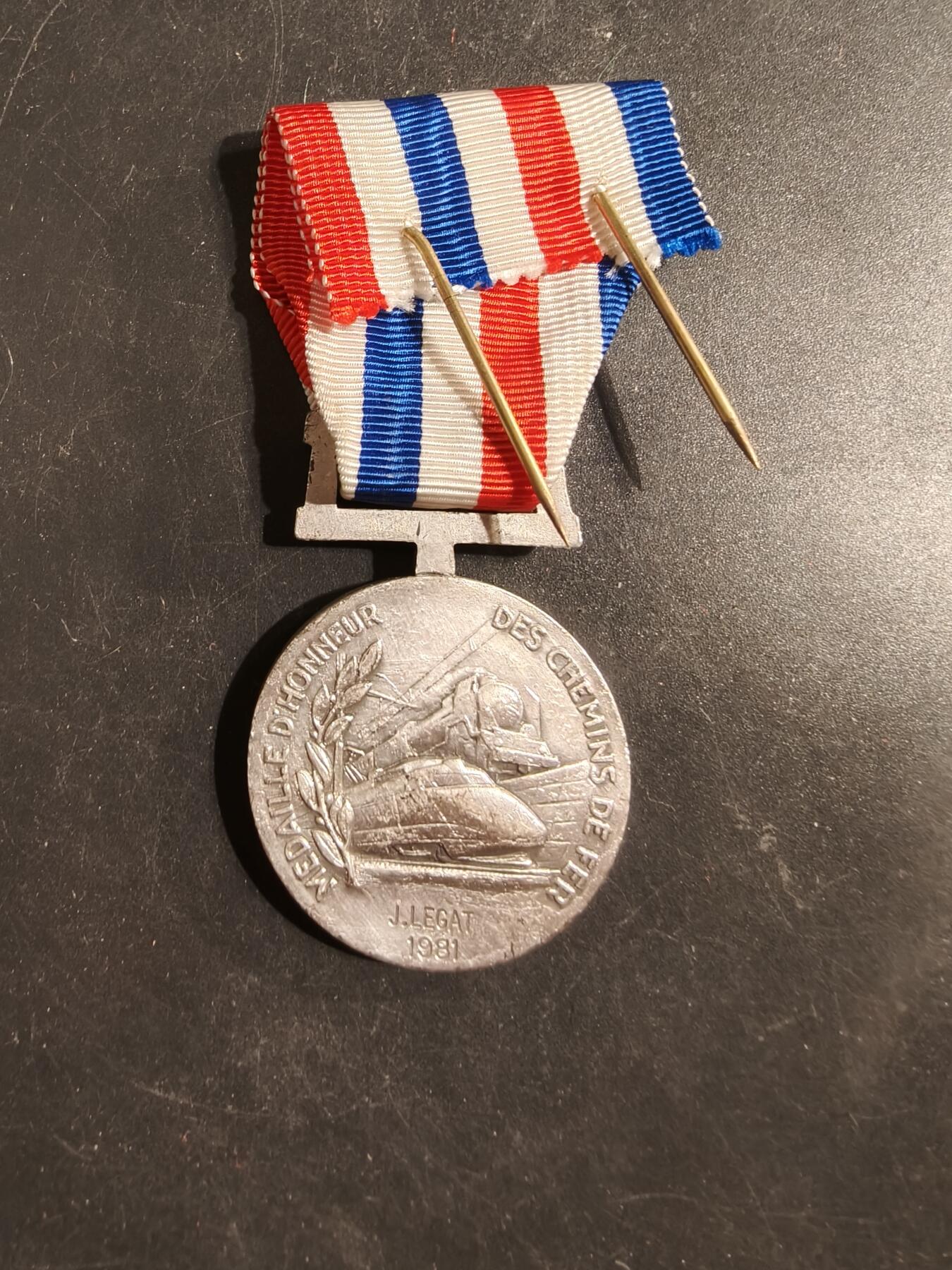 老王徽章第176期 法国银级铁路服务奖章   1981年实发