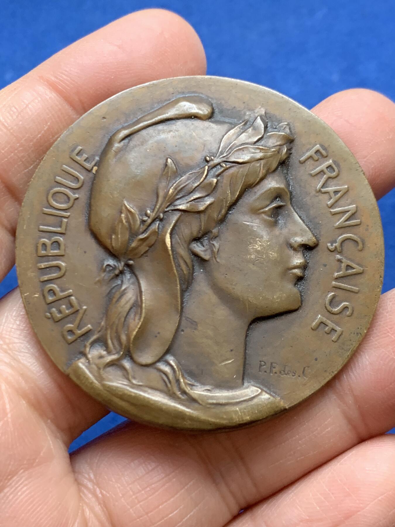 《竞宝斋》第456场 周日，周一，周二   3场连拍 （全场包邮）欢迎送拍 法国玛丽安娜女神铜章 P.F.des.C作品 51.3克 49.9mm 正方形铜标 双面细节精细 少见版本