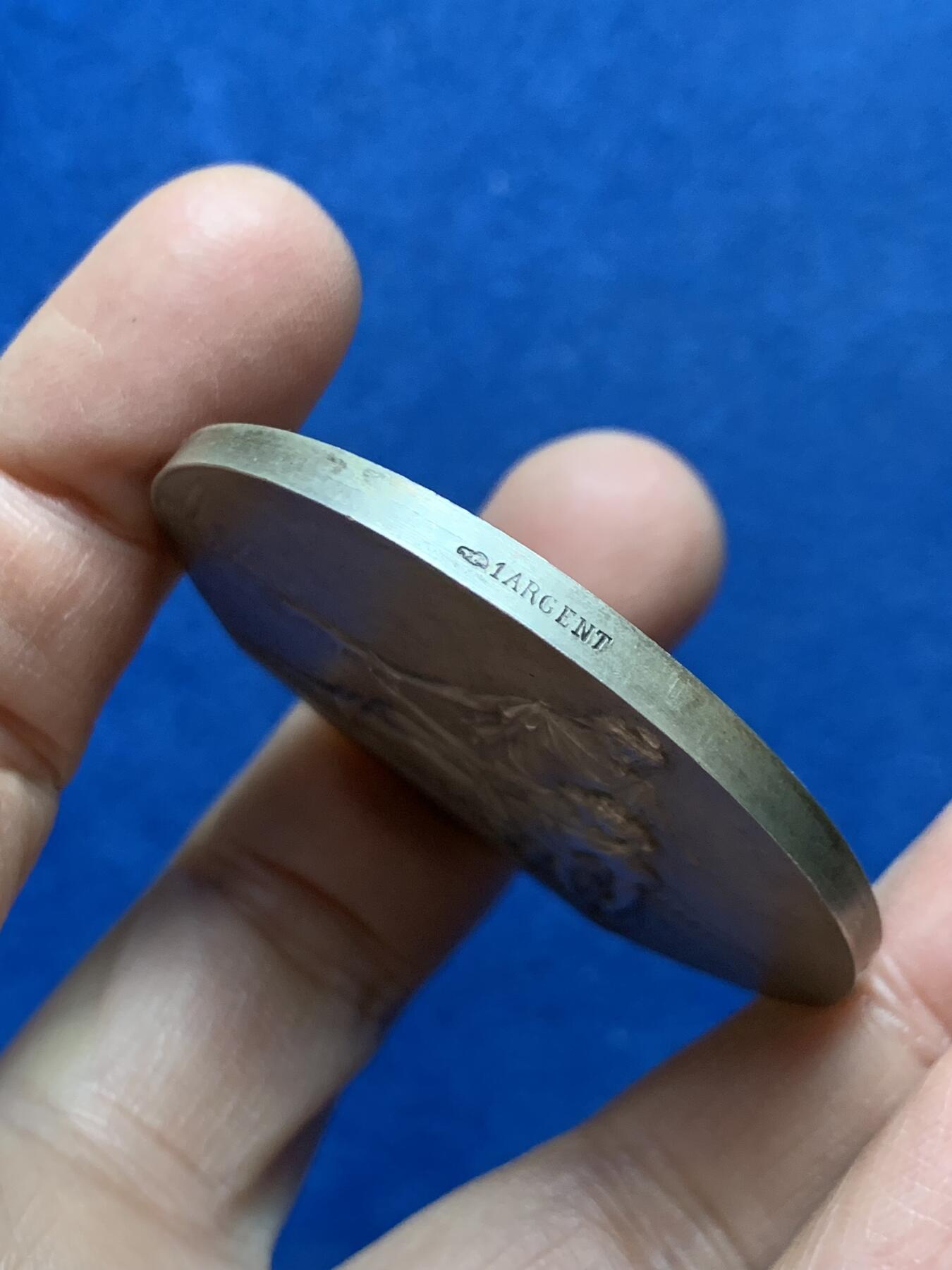 《竞宝斋》第456场 周日，周一，周二   3场连拍 （全场包邮）欢迎送拍 名家库德雷作 法国建筑师协会纪念大银章 61.1克 49.7mm 好品 丰饶角1银标 带盒