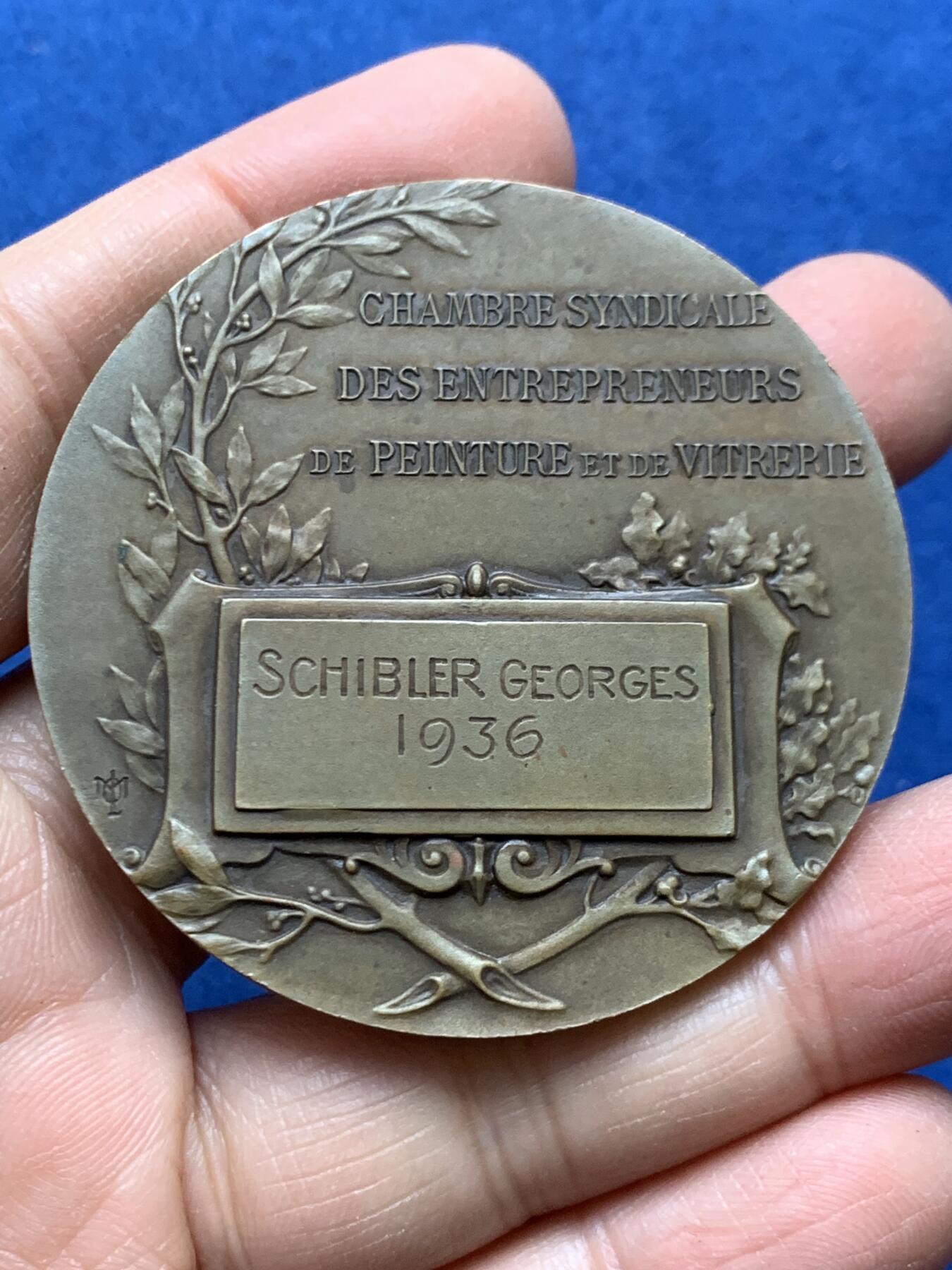 《竞宝斋》第456场 周日，周一，周二   3场连拍 （全场包邮）欢迎送拍 1936年法国油漆与玻璃企业家工会纪念铜章 公鸡头盔 高浮雕 68.35g 54.5mm 三角铜标 带盒