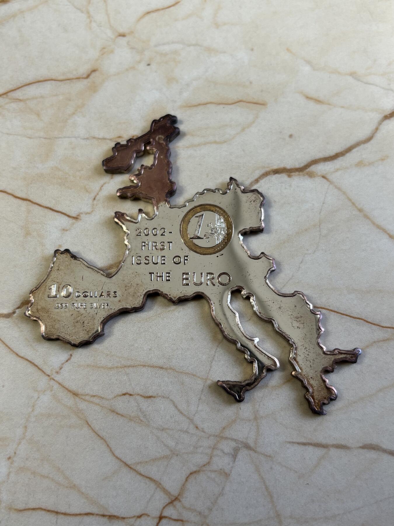 第187期拍卖 瑙鲁2002欧元成为欧洲正式货币异型地图镀金1盎司纪念银币 ，999银，有瑕疵