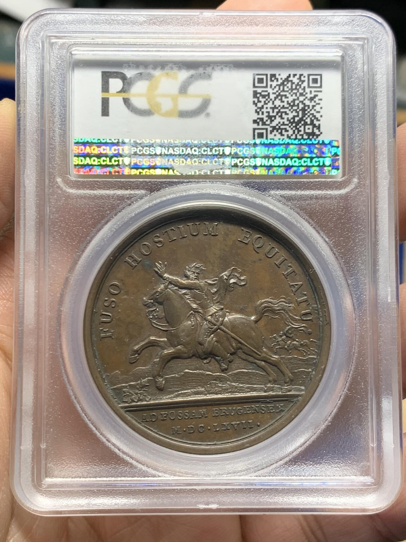 《竞宝斋》第456场 周日，周一，周二   3场连拍 （全场包邮）欢迎送拍 PCGS MS62BN 法国 路易十四“遗产战争胜利”经典战役纪念铜章，彩色包浆，背面为骑马征战图案，“以骑兵击溃敌军”的铭文，PCGS评级冠军分。加厚盒