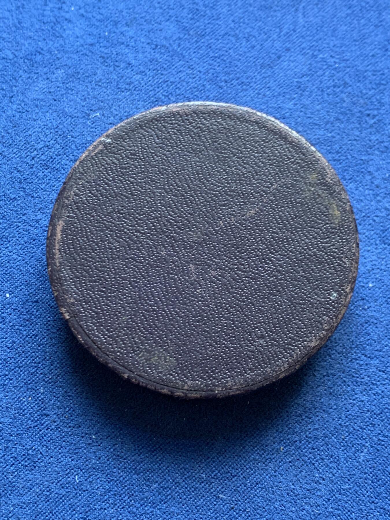 《竞宝斋》第456场 周日，周一，周二   3场连拍 （全场包邮）欢迎送拍 名家Yencesse作品 “宁静之吻”铜章 41.9克 45.3mm 带盒