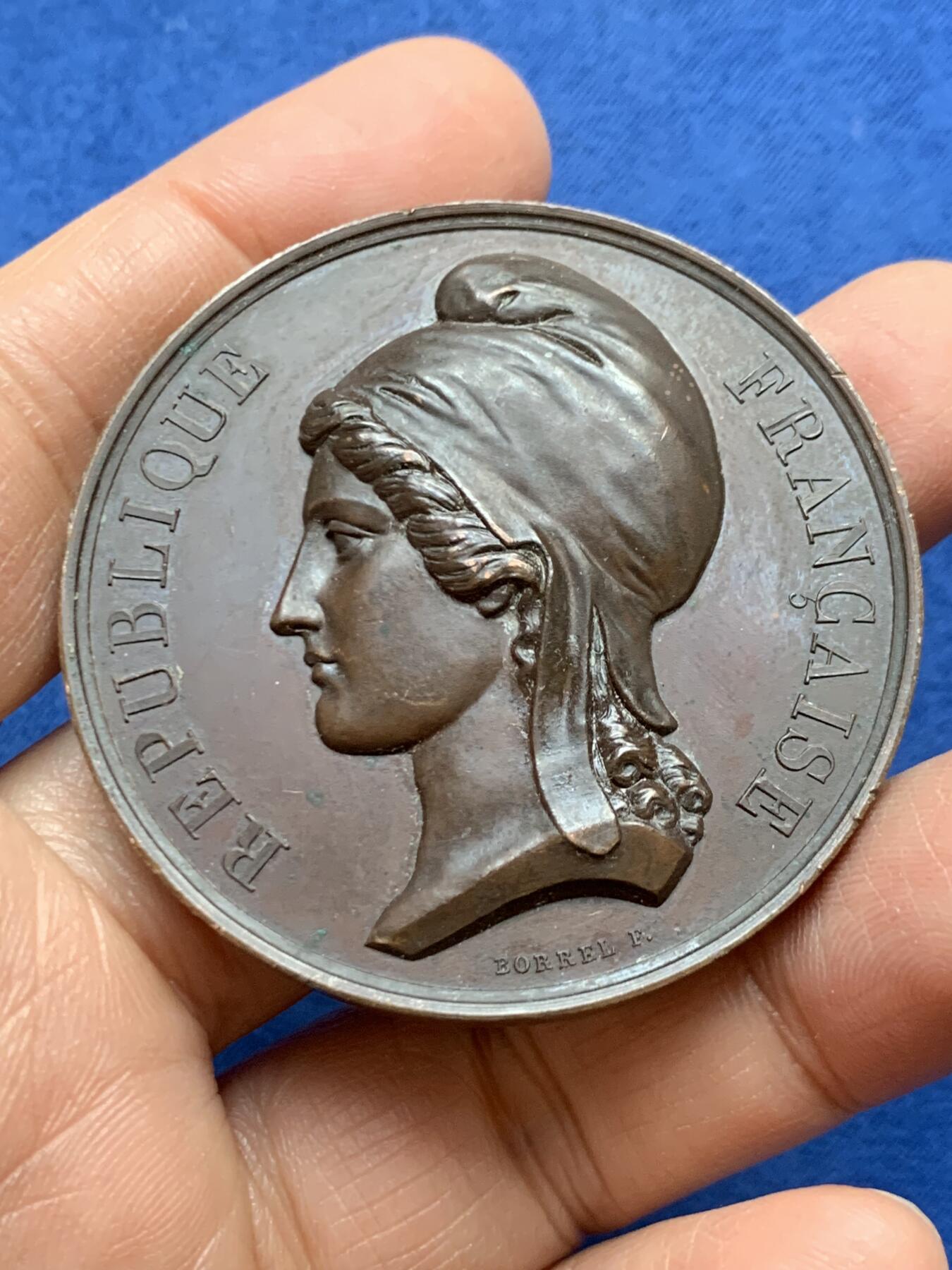 《竞宝斋》第456场 周日，周一，周二   3场连拍 （全场包邮）欢迎送拍 1848年法兰西共和国宣告纪念章 手指铜标 原铸章 65.5克 50.2mm