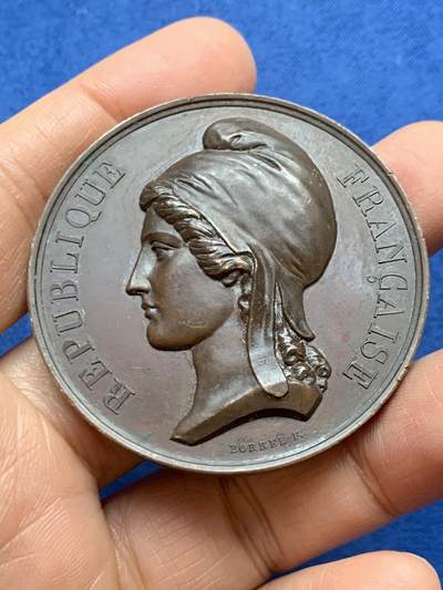 《竞宝斋》第456场 周日，周一，周二   3场连拍 （全场包邮）欢迎送拍 - 1848年法兰西共和国宣告纪念章 手指铜标 原铸章 65.5克 50.2mm