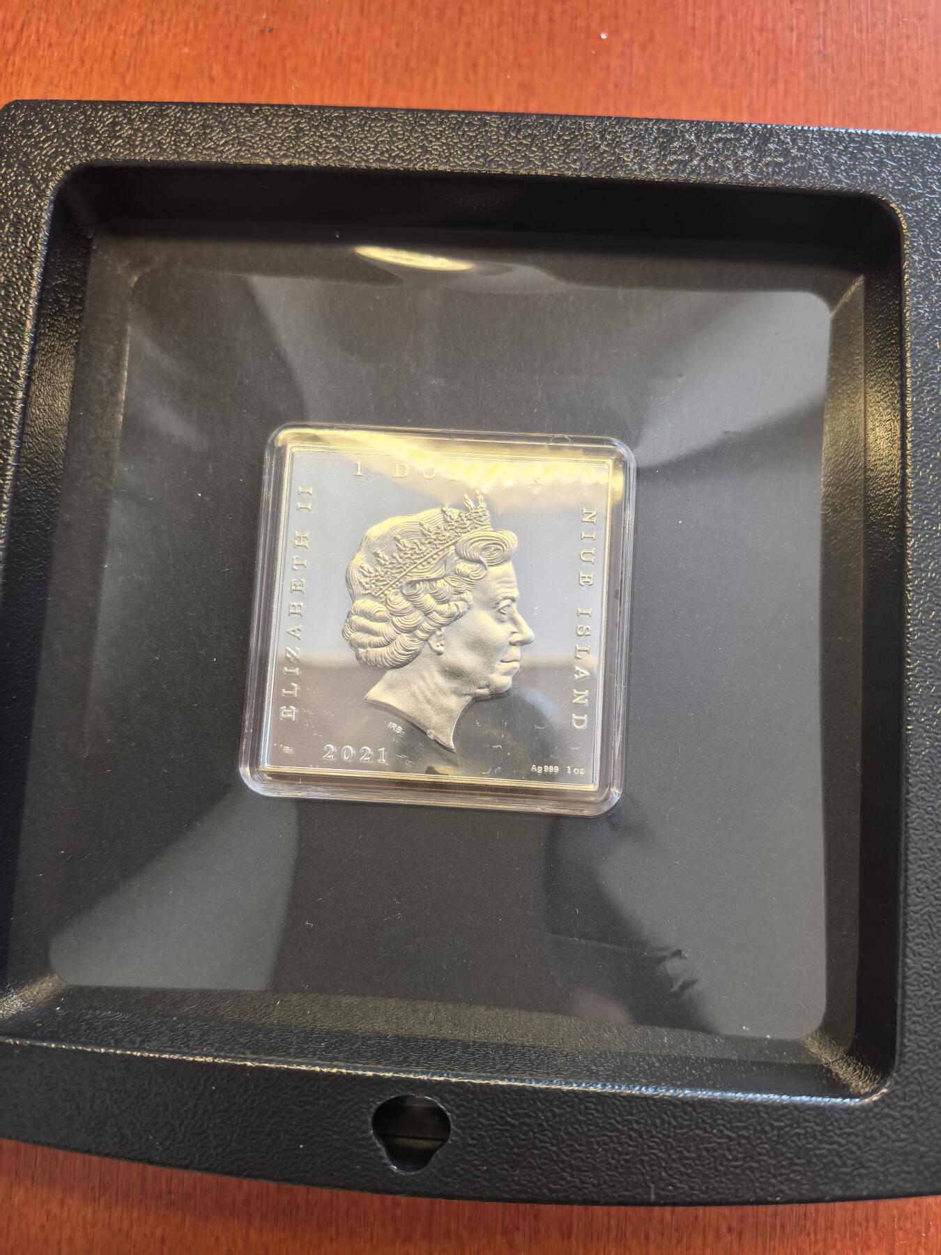 长老汇蛇年精选第九十三场拍卖  2021纽埃世界名画系列之云中漫步者1元彩色精制银币，1盎司999银，999枚，盒证全