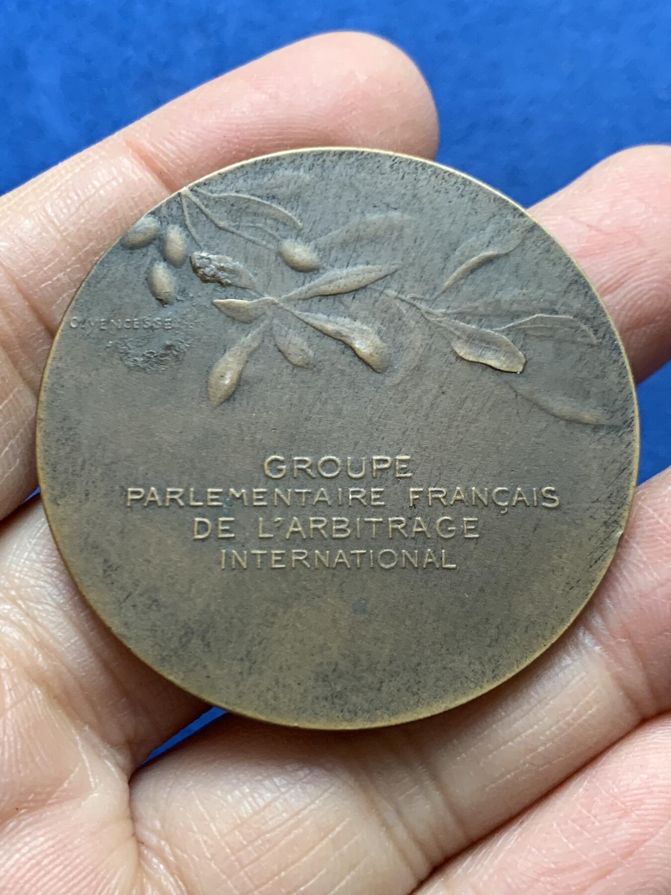 《竞宝斋》第456场 周日，周一，周二   3场连拍 （全场包邮）欢迎送拍 名家Yencesse作品 “宁静之吻”铜章 41.9克 45.3mm 带盒