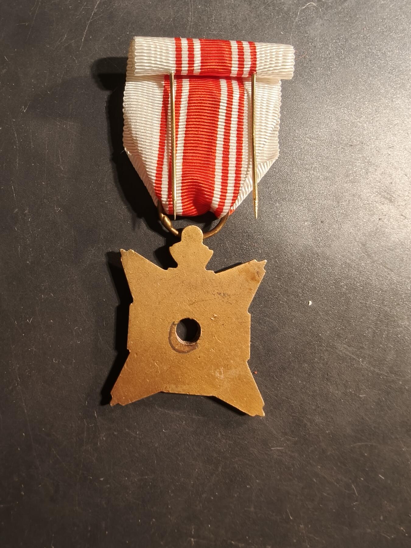 老王徽章第176期 比利时红十字会无偿献血纪念章   缺少中间芯片