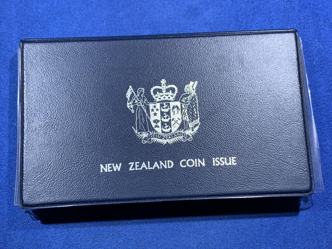 《竞宝斋》第456场 周日，周一，周二   3场连拍 （全场包邮）欢迎送拍 新西兰1976年官方精制套币 含1元精制币