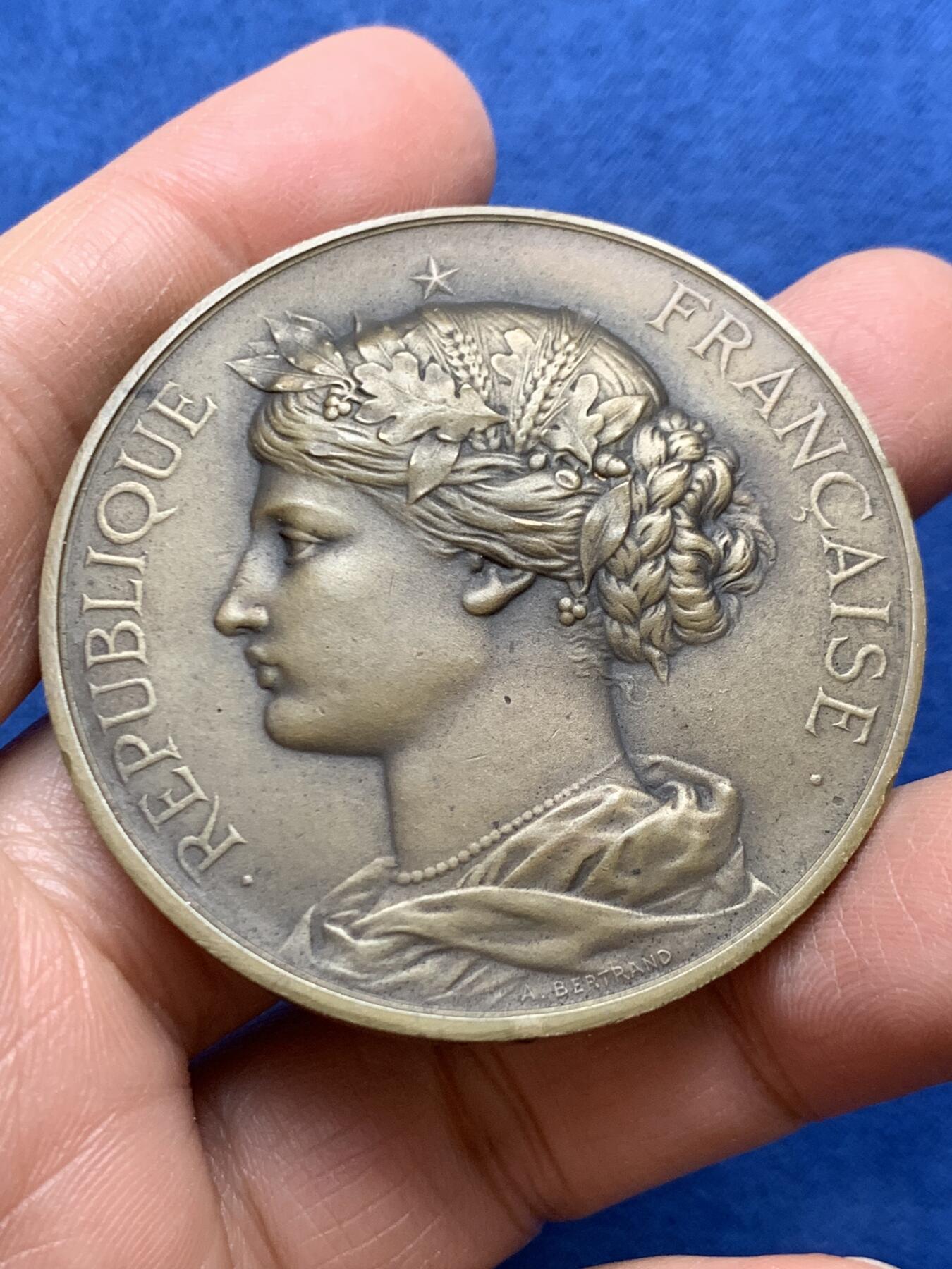 《竞宝斋》第456场 周日，周一，周二   3场连拍 （全场包邮）欢迎送拍 法国玛丽安娜女神铜章 A.Bertrand作品 56.4克 50.6mm 三角铜标