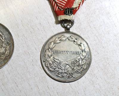 大猫徽章拍卖 第286期 奥匈帝国一战时期的勇敢奖章（Tapferkeitsmedaille），分别为弗朗茨·约瑟夫一世版与卡尔一世版，是奥匈帝国用于表彰作战英勇的军事勋章，均为银质。