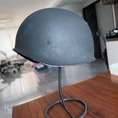 大猫徽章拍卖 第286期 瑞士M71钢盔是瑞士军队1971年列装的制式钢盔，1975年正式配发，黑色涂装是瑞士特殊部队的涂装，十分少见，头围可调整54到58之间。
