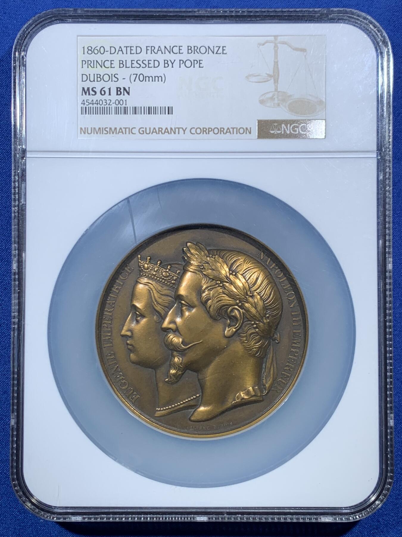 《竞宝斋》第456场 周日，周一，周二   3场连拍 （全场包邮）欢迎送拍 NGC MS61BN 法国拿破仑三世与欧仁妮皇后在1980年为王子洗礼高浮雕大铜章 ，正面呈现拿破仑三世与欧仁妮皇后的左侧面肖像，人物细节刻画精细，经典纪念章藏品 ，该章直径70mm，加大加厚盒封装。