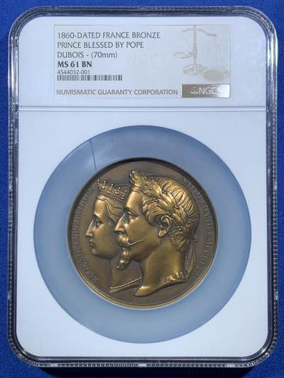 《竞宝斋》第456场 周日，周一，周二   3场连拍 （全场包邮）欢迎送拍 - NGC MS61BN 法国拿破仑三世与欧仁妮皇后在1980年为王子洗礼高浮雕大铜章 ，正面呈现拿破仑三世与欧仁妮皇后的左侧面肖像，人物细节刻画精细，经典纪念章藏品 ，该章直径70mm，加大加厚盒封装。