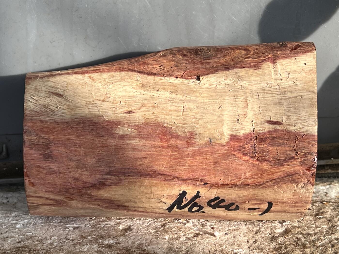 零元拍：  NO.40-1海南黄花梨原料。鬼眼很多哦，尺寸约125/80/60MM