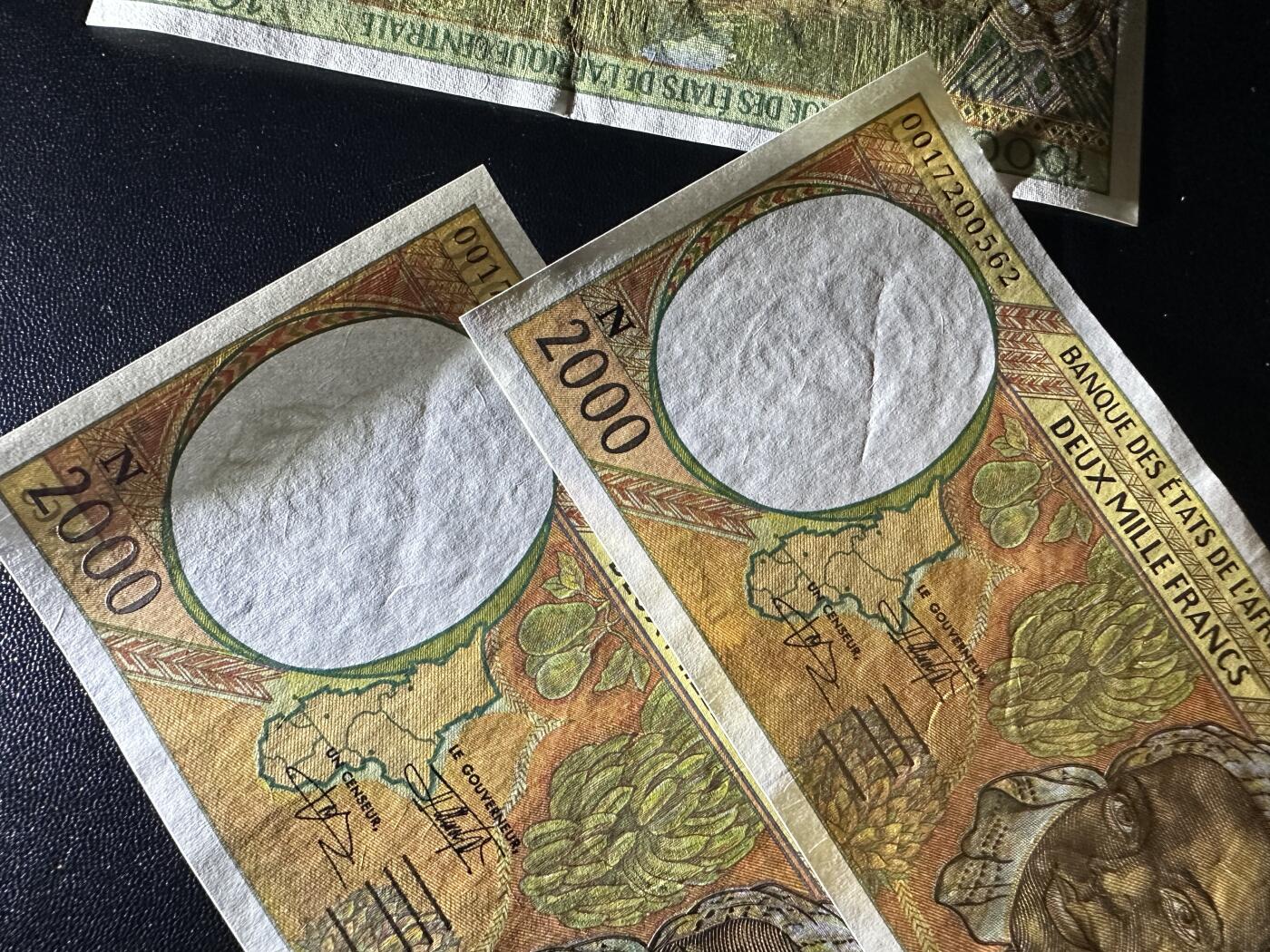 《外钞收藏家》第六百零二期（精品场）（本平台长期征集拍品、欢迎藏友们联系合作） 中非赤道几内亚500-2000法郎 四张一起 全新有压痕和点钞痕 如图