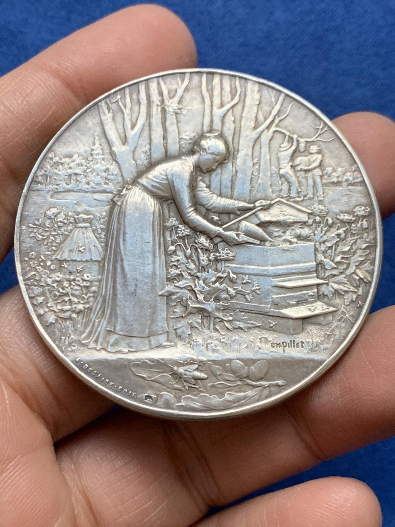 《竞宝斋》第456场 周日，周一，周二   3场连拍 （全场包邮）欢迎送拍 名家名作CM.Pillet 采蜜的少女大银章 菱形银标 60克 50.5mm