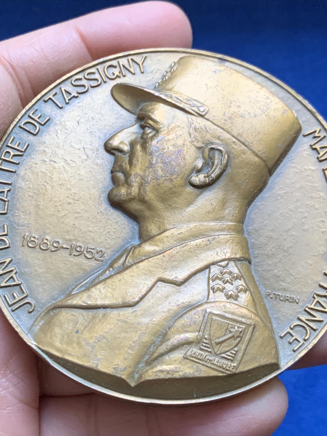 《竞宝斋》第456场 周日，周一，周二   3场连拍 （全场包邮）欢迎送拍 法国元帅让·德拉特尔·德·塔西尼大铜章 1992丰饶角铜标 191.7克 71.5mm